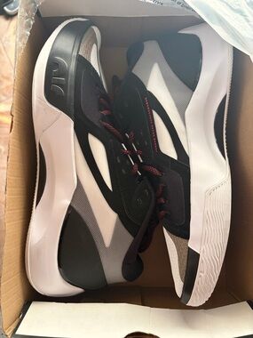Men's Black and White Low-Top Performance Sneakers Jordan zoom